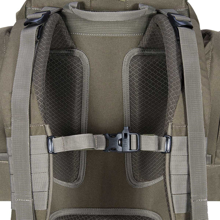 close up on straps highlander forces elite pack 44l ranger green