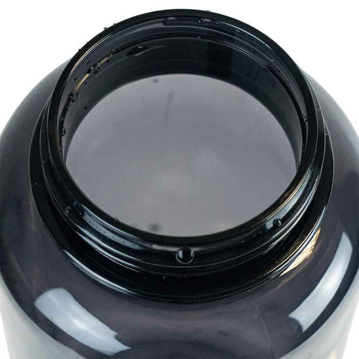 screw top mechanism on the njord black water bottle